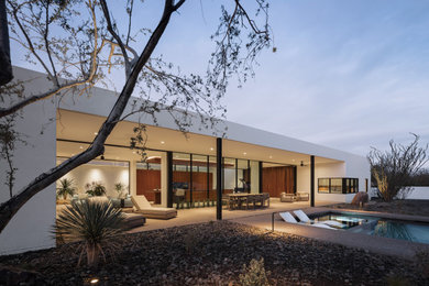 Photo of a contemporary home in Phoenix.