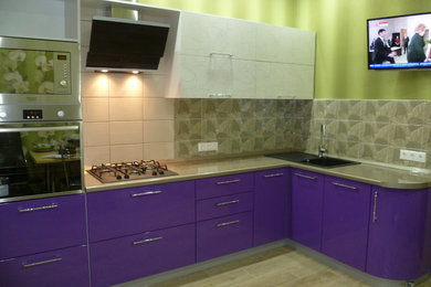 Свежая идея для дизайна: кухня среднего размера в современном стиле с фиолетовыми фасадами и столешницей из акрилового камня - отличное фото интерьера