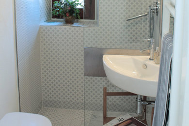 Ejemplo de cuarto de baño contemporáneo pequeño con armarios abiertos, baldosas y/o azulejos blancos, baldosas y/o azulejos de porcelana y aseo y ducha