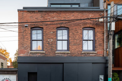Modelo de fachada negra moderna de tres plantas con revestimiento de metal
