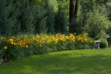 Inspiration for a traditional landscaping in Grand Rapids.