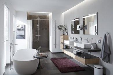 Schmale Badgarderobe aus Edelstahl zur Wandmontage