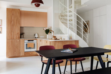 Inspiration pour une salle à manger ouverte sur le salon minimaliste de taille moyenne avec un sol blanc.