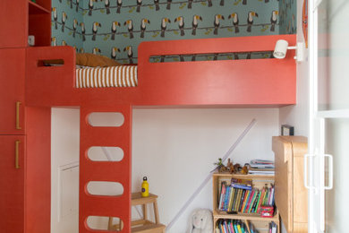 Imagen de dormitorio infantil de 4 a 10 años vintage pequeño con paredes blancas, suelo de linóleo, suelo amarillo y papel pintado