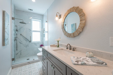 ダラスにあるトランジショナルスタイルのおしゃれな浴室 (洗面台1つ、造り付け洗面台、シャワーベンチ) の写真