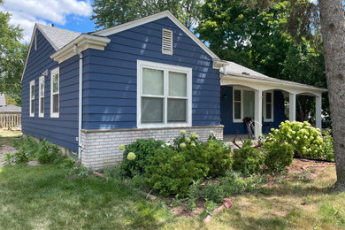 Modelo de fachada de casa azul y gris clásica de tamaño medio de una planta con tejado de teja de madera
