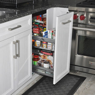 Создайте стильный интерьер: маленькая отдельная, п-образная кухня в современном стиле с врезной раковиной, плоскими фасадами, белыми фасадами, столешницей из кварцита, серым фартуком, фартуком из керамической плитки, техникой из нержавеющей стали и полом из травертина без острова - последний тренд