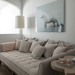 Idee per un piccolo soggiorno tradizionale stile loft con pareti bianche, parquet scuro, nessun camino, nessuna TV e pavimento marrone