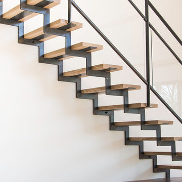 Escalier métallique dans une maison d'architecte