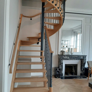 Escalier en bois, balustres déportées, galette et poteau fonte au départ