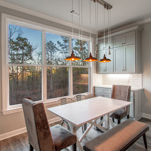 リトルロックの中サイズのトランジショナルスタイルのLDKの画像 (グレーの壁、無垢フローリング、暖炉なし、茶色い床)