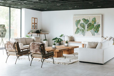 Inspiration pour un grand salon minimaliste avec un mur blanc et un sol blanc.