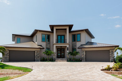 Example of an exterior home design in Tampa