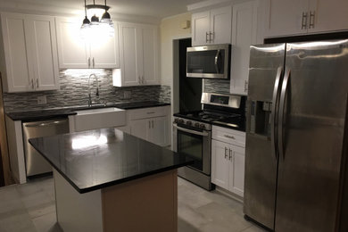 Kitchen - kitchen idea in Chicago