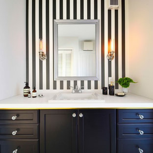 東京都下のトランジショナルスタイルのおしゃれなトイレ・洗面所 (落し込みパネル扉のキャビネット、黒いキャビネット、白い壁、オーバーカウンターシンク、茶色い床) の写真