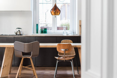 Esempio di un'ampia cucina nordica con lavello sottopiano, ante in legno bruno, top in marmo, pavimento in legno massello medio, nessuna isola, pavimento marrone, top beige e abbinamento di mobili antichi e moderni