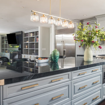 Luxurious Transitional Kitchen with Modern Elegance