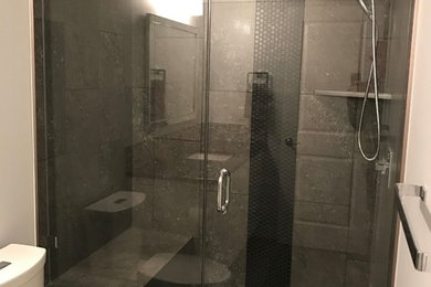 カルガリーにあるおしゃれな浴室の写真