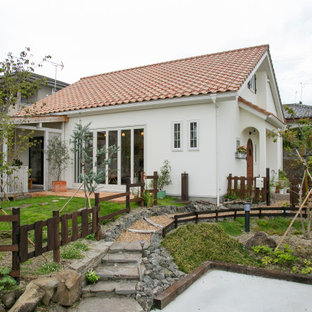 他の地域のカントリー風おしゃれな家の外観 (漆喰サイディング、切妻屋根、戸建、瓦屋根) の写真