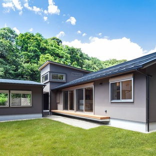 他の地域の北欧スタイルのおしゃれな家の外観 (グレーの外壁) の写真