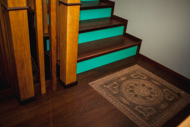 Imagen de escalera tradicional con escalones de madera, contrahuellas de madera y barandilla de madera