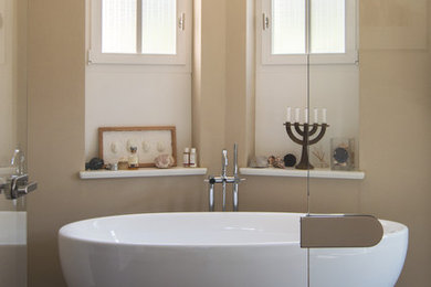 Mittelgroßes Klassisches Badezimmer mit freistehender Badewanne, Wandtoilette, schwarzen Fliesen, Porzellanfliesen, beiger Wandfarbe, Porzellan-Bodenfliesen und Aufsatzwaschbecken in Leipzig