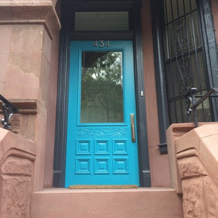 Foto på en eklektisk ingång och ytterdörr, med bruna väggar, en enkeldörr och en blå dörr