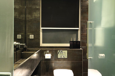 Inspiration for a modern bathroom remodel in Hong Kong