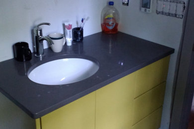 Example of a minimalist bathroom design in Cleveland