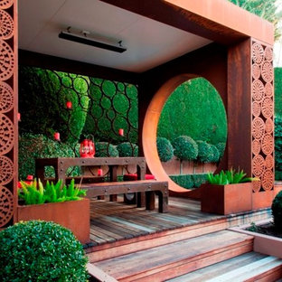 Großer, Geometrischer Eklektischer Garten hinter dem Haus mit Dielen in Melbourne