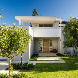 Diseño de fachada blanca, moderna, de dos plantas