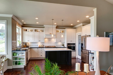 Example of a classic kitchen design in Vancouver