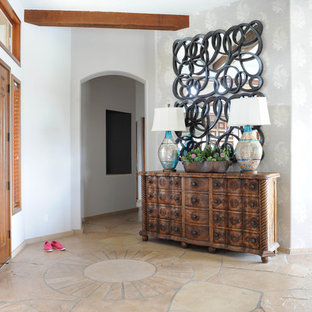 Idéer för en stor eklektisk foajé, med vita väggar, kalkstensgolv, ljus trädörr och beiget golv