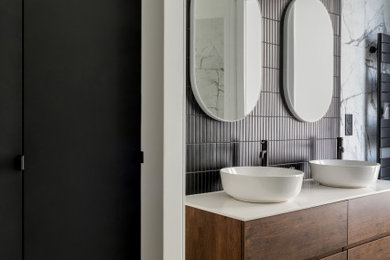 Cette photo montre une salle de bain tendance.