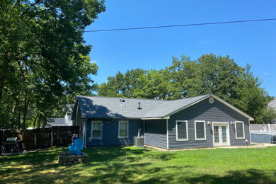 Mid-sized traditional blue one-story vinyl exterior home idea in New York with a shingle roof