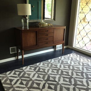 60 tals inredning av en mellanstor ingång och ytterdörr, med gröna väggar och skiffergolv