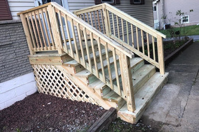 Diseño de escalera recta clásica con escalones de madera y barandilla de madera