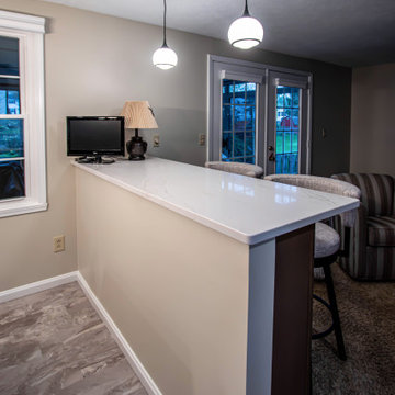 Maple Stained Shaker Kitchen Cabinets with Peninsula Bar