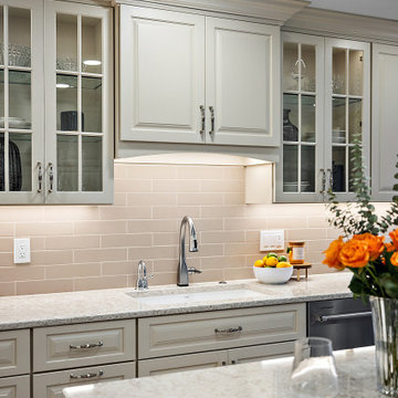 Starmark Maple Ridgeville Kitchen & Banquette/Desk in Macadamia