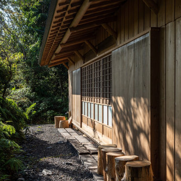いかだ丸太の家／深い軒と板貼り木建て再利用