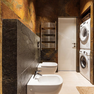 Выдающиеся фото от архитекторов и дизайнеров интерьера: ванная комната в современном стиле с биде, коричневой плиткой, черной плиткой, бежевым полом и коричневыми стенами