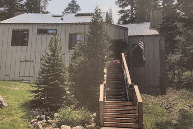 Example of a mountain style home design design in Sacramento