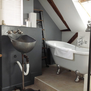 Esempio di una piccola stanza da bagno padronale minimalista con vasca con piedi a zampa di leone, pareti grigie, pavimento con piastrelle in ceramica, lavabo a colonna, top in zinco e pavimento beige