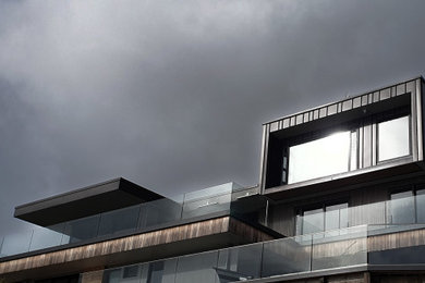 Modelo de fachada de casa moderna grande de tres plantas con revestimiento de metal