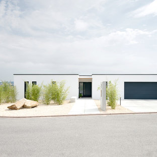 Einstöckiges, Weißes, Mittelgroßes Modernes Haus mit Putzfassade und Flachdach in Sonstige