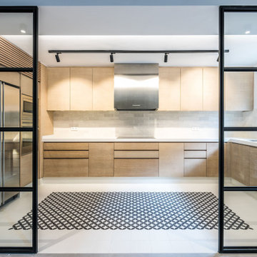 Cocina abierta reformada moderna de las casa Puigmal