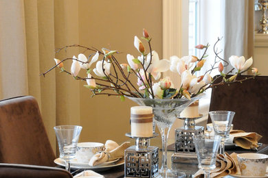Dining room - traditional dining room idea in Toronto
