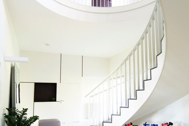 Imagen de escalera curva contemporánea de tamaño medio