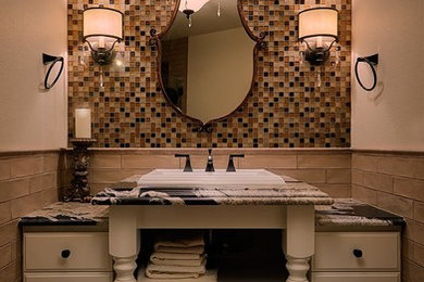 ポートランドにあるシャビーシック調のおしゃれな浴室の写真