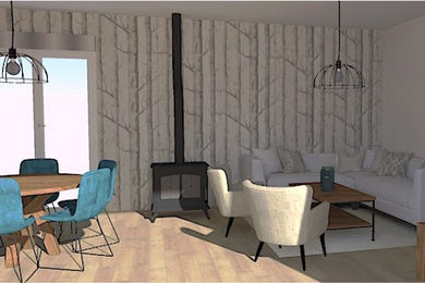 Idée de décoration pour un salon champêtre fermé avec un mur beige, un sol en carrelage de céramique, un poêle à bois, un sol beige et du papier peint.